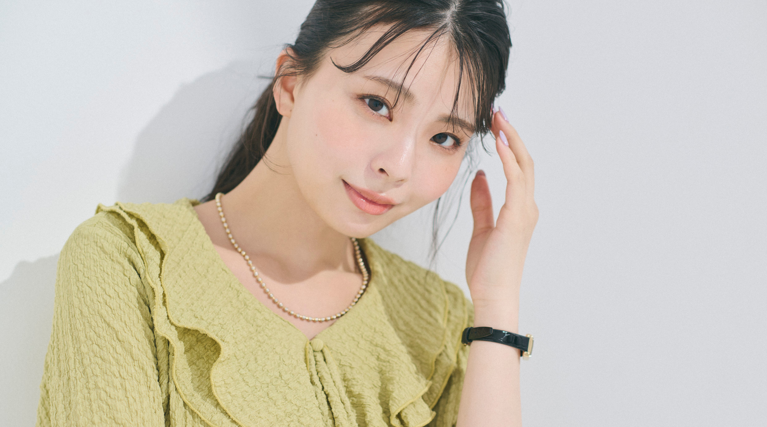 【川口ゆりなの通勤コーデ】くすみトーンのブラウス＆スカートで大人の可愛げを