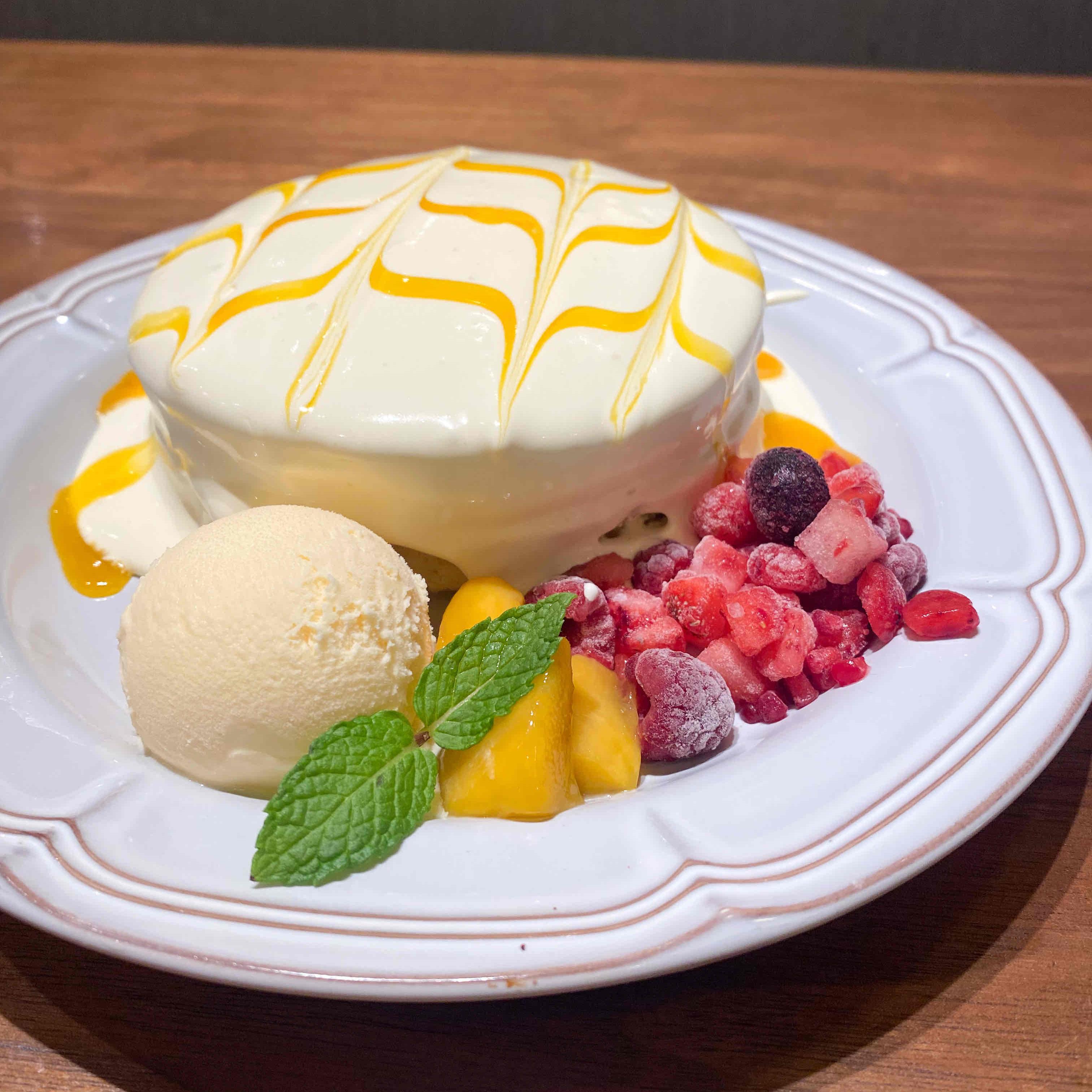 【期間限定スイーツ】ビジュ抜群！「アップルマンゴー&レアチーズクリームの ホットケーキ」が期間限定で登場中！《珈琲館》