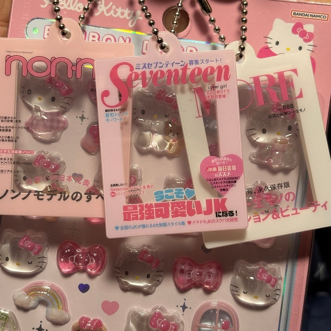 【ガチャガチャ】集英社の雑誌たちがアクリルチャームに！推しやペットの写真も入れられる🤍