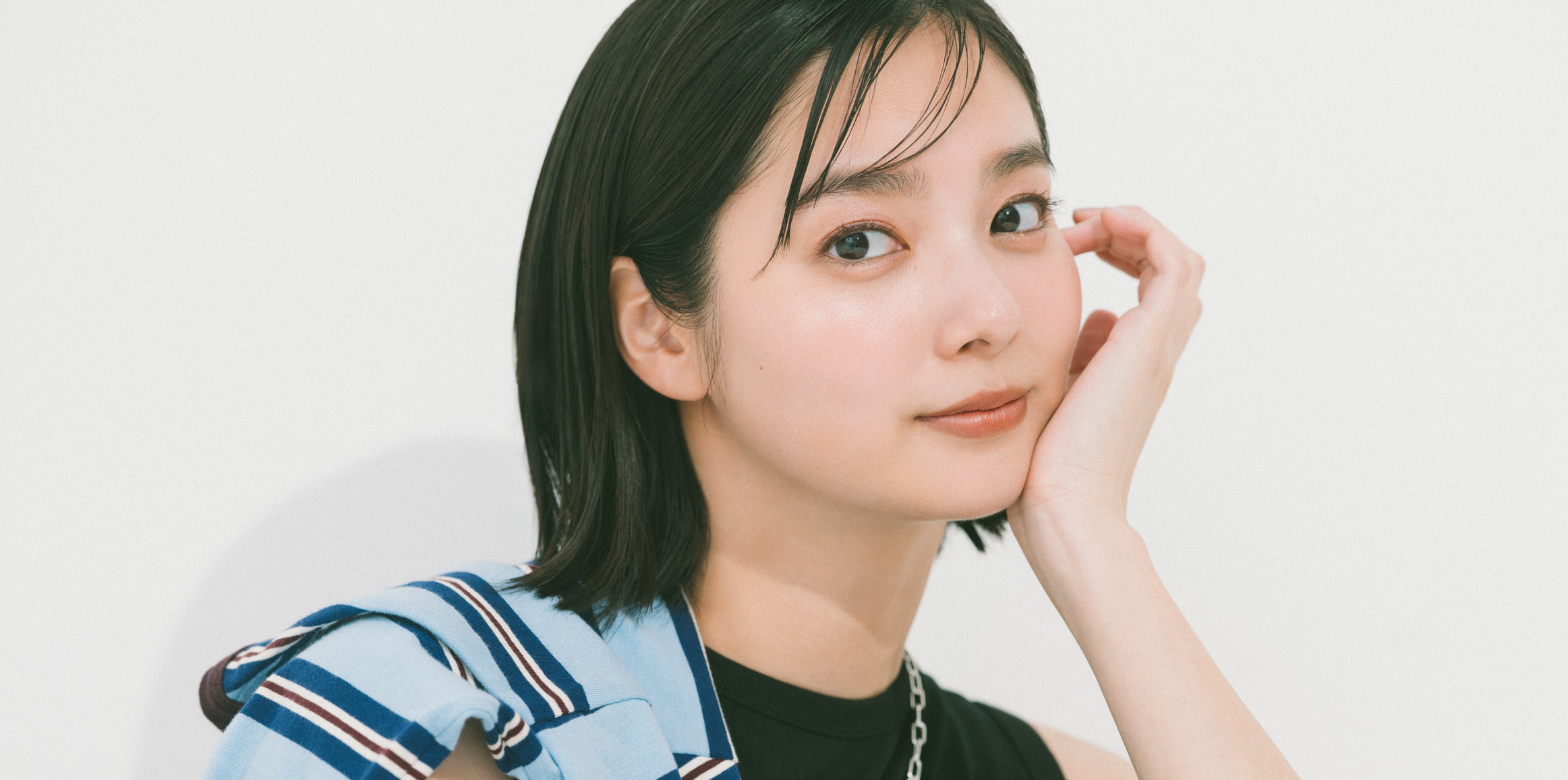 【新川優愛の休日コーデ】アレンジ自在なシンプルワンピはカジュアルに着ても可愛い