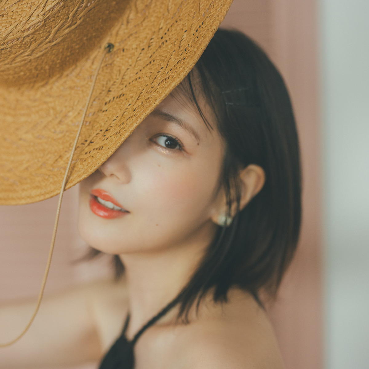 【本田 翼の休日コーデ】旅先にはドラマティックに映える黒の肌見せワンピが必要！