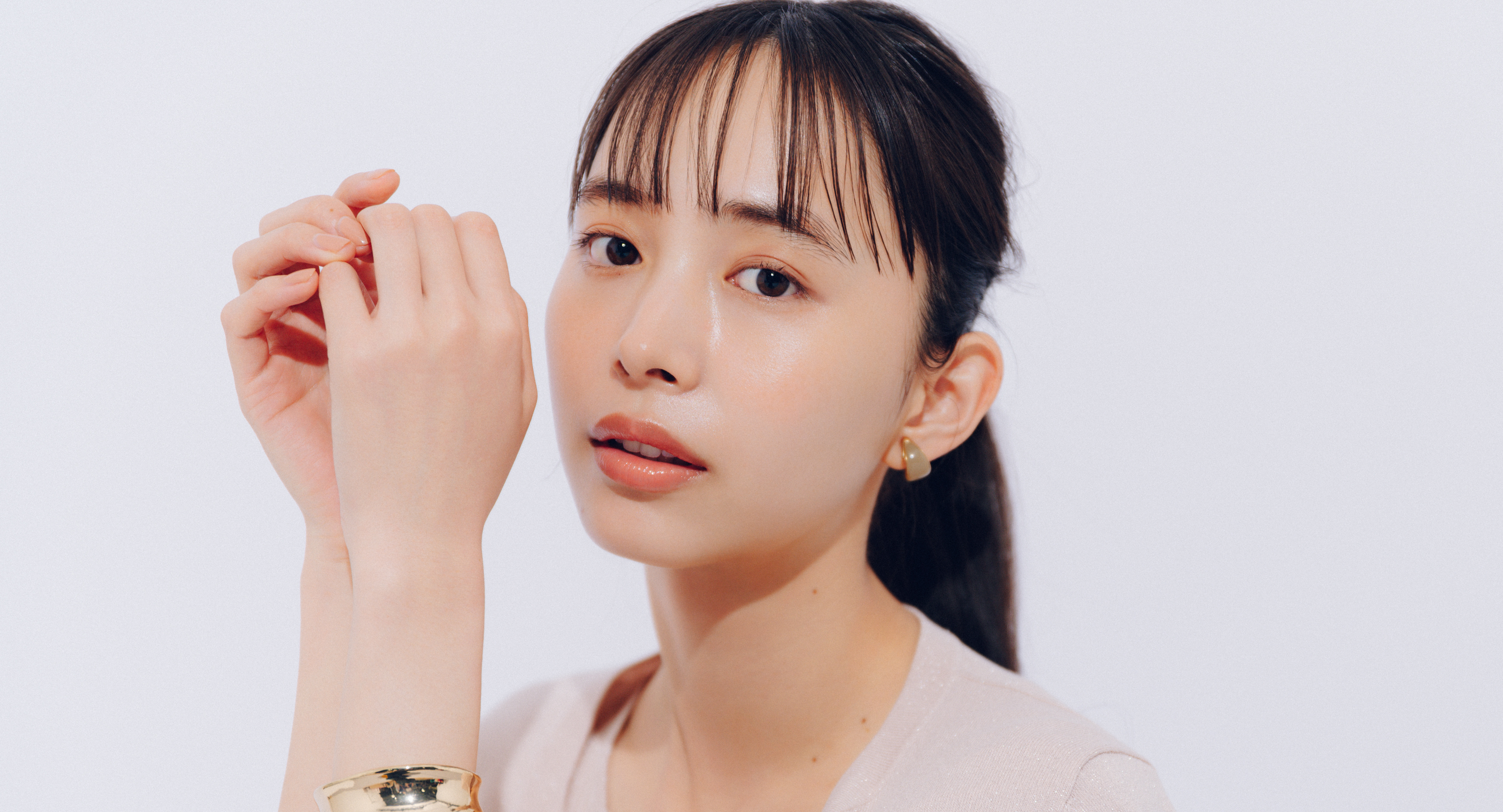 【井桁弘恵の通勤コーデ】きらめくラメアンサンブルを投入！ きれいめコーデに華やぎを