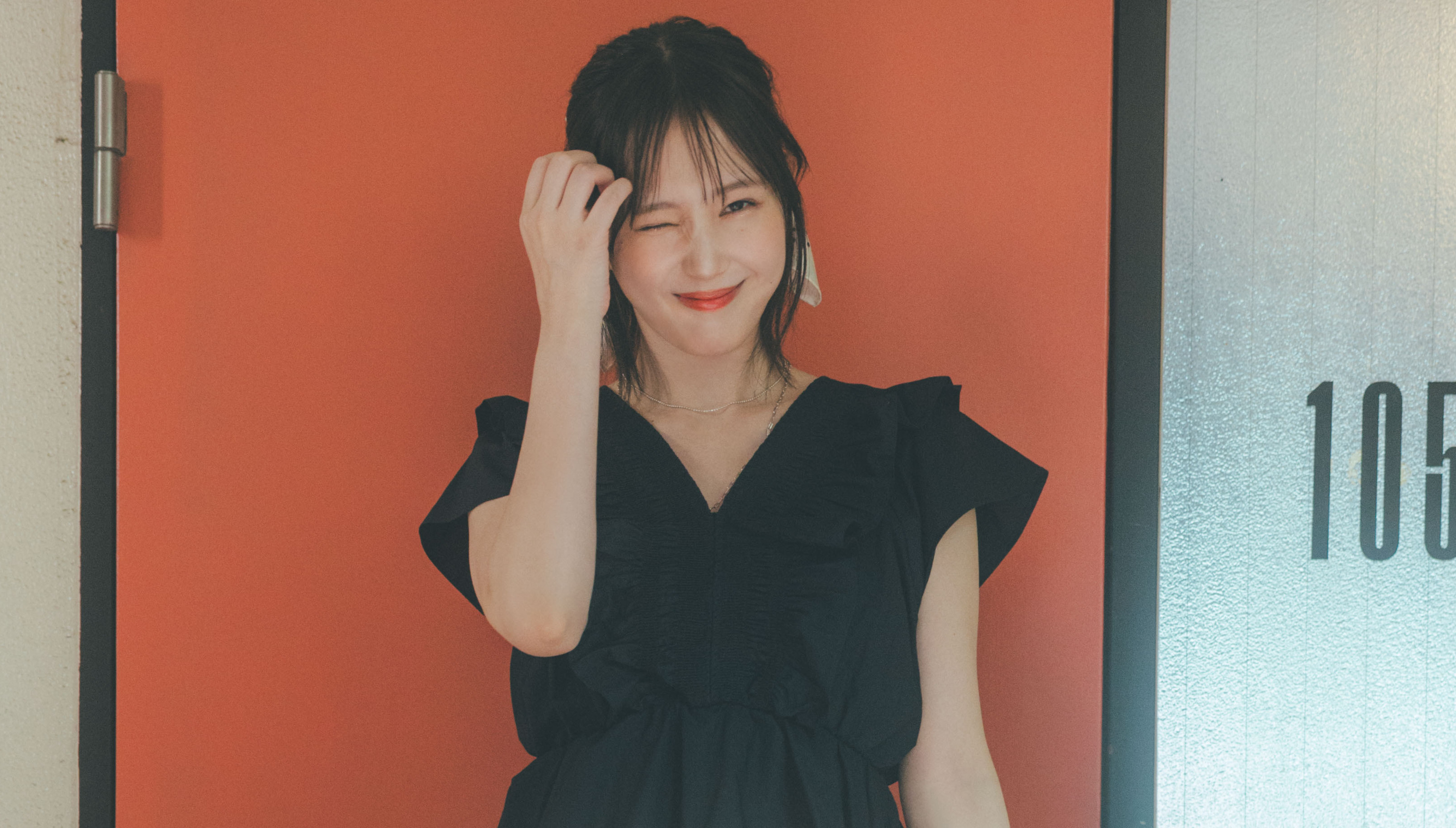 【本田 翼の休日コーデ】甘ブラウスとイージーパンツでリラクシーなドライブデートコーデが完成