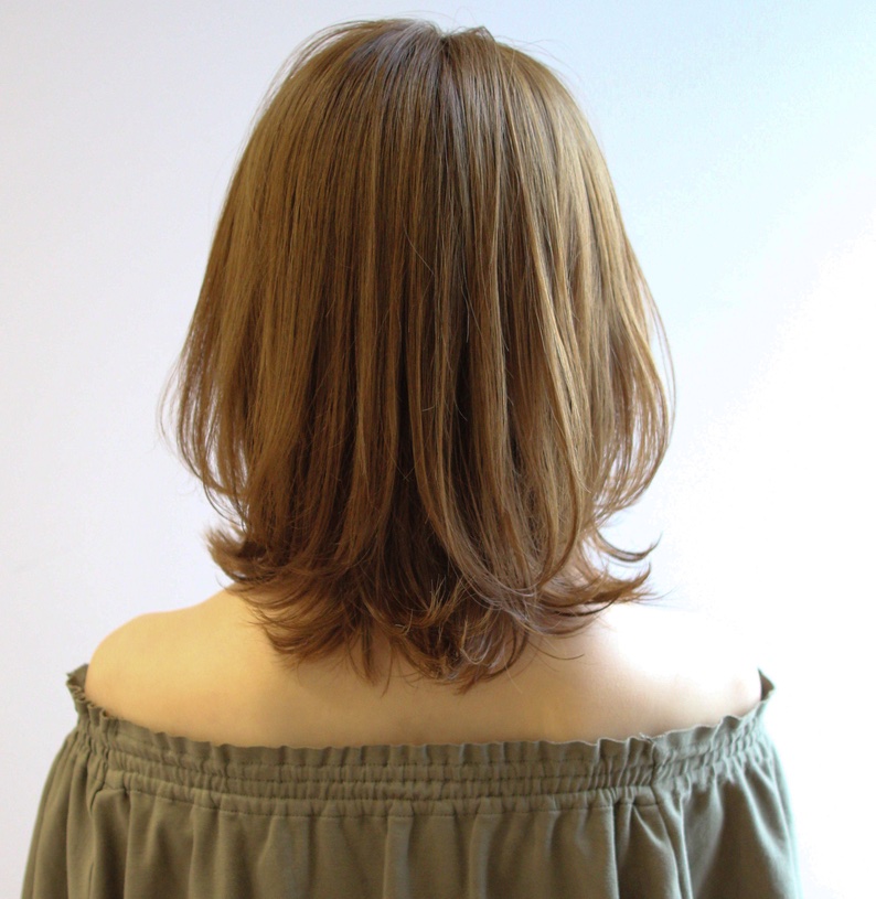 くびレイヤーヘアの女性のモデルカットの後ろ姿