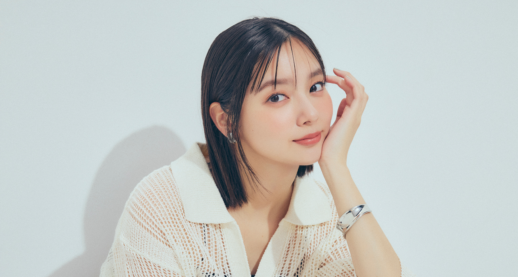 【新川優愛の通勤コーデ】通勤の王道コンビはシアーな素材で差をつける