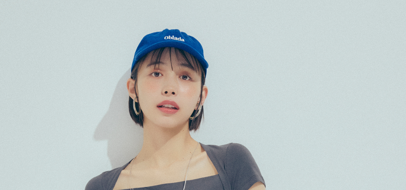 【井桁弘恵】カットソー×スカートの甘めコーデは、カジュアル小物のギャップで新鮮に！