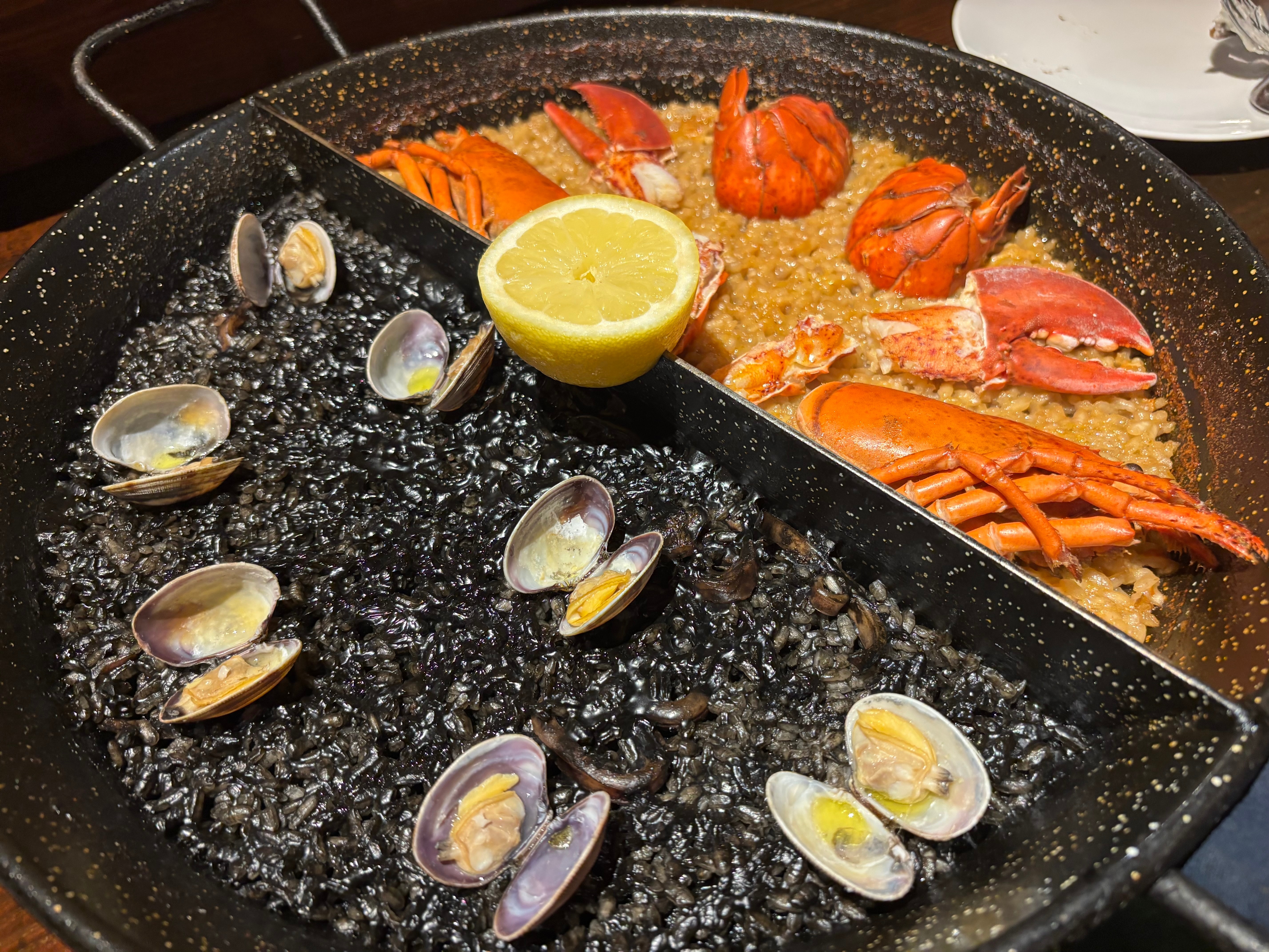 スペイン料理Pablo　ダブルパエリア(イカスミとオマール海老)