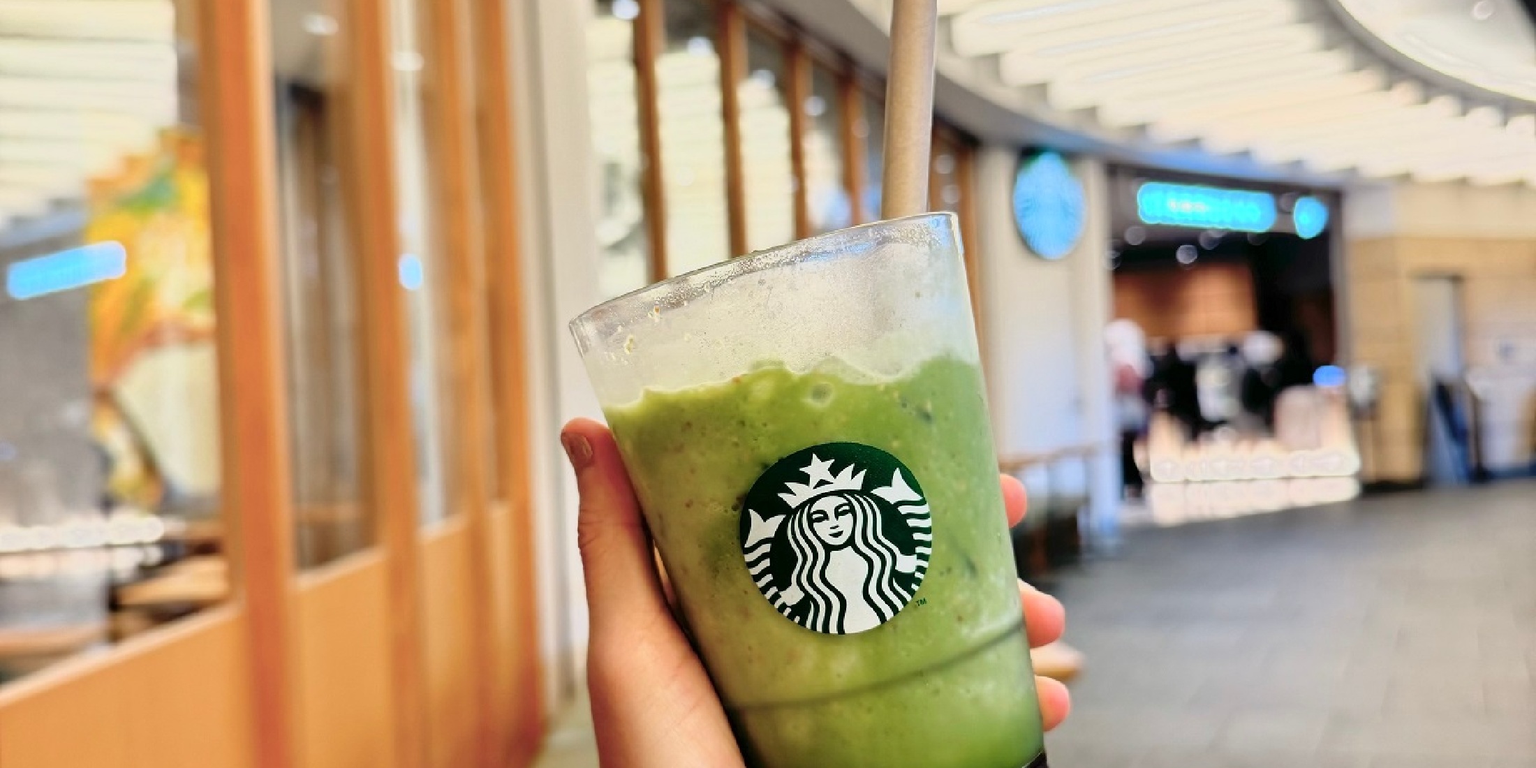 【スタバ】7月中旬まで！ 店舗限定「抹茶 ＆ クラッシュ ピスタチオミルク ティー ラテ」が飲み逃し厳禁のおいしさ