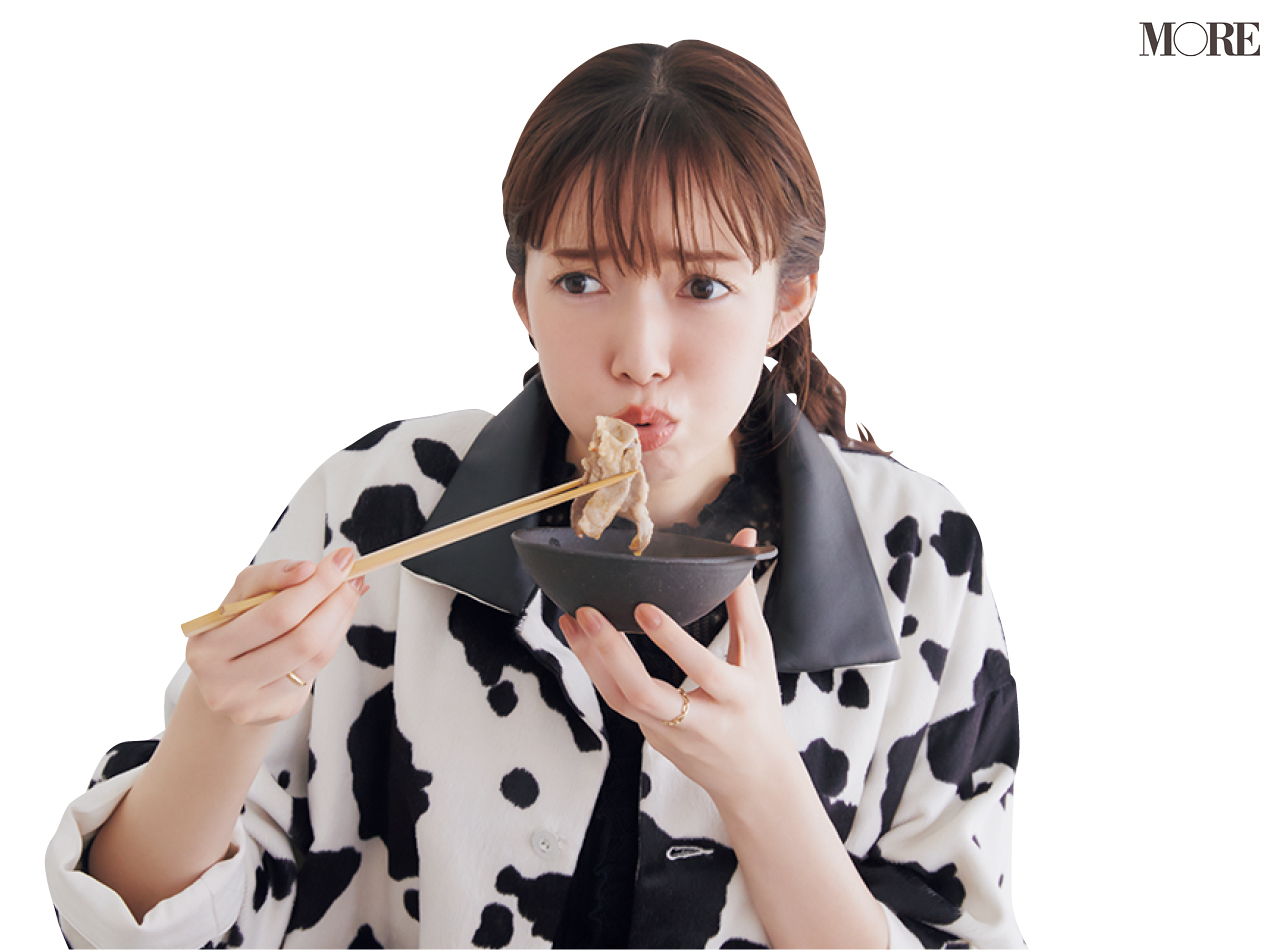 佐藤栞里が北海道のおすすめお取り寄せグルメ「工藤羊肉店」のラムしゃぶを食べている様子