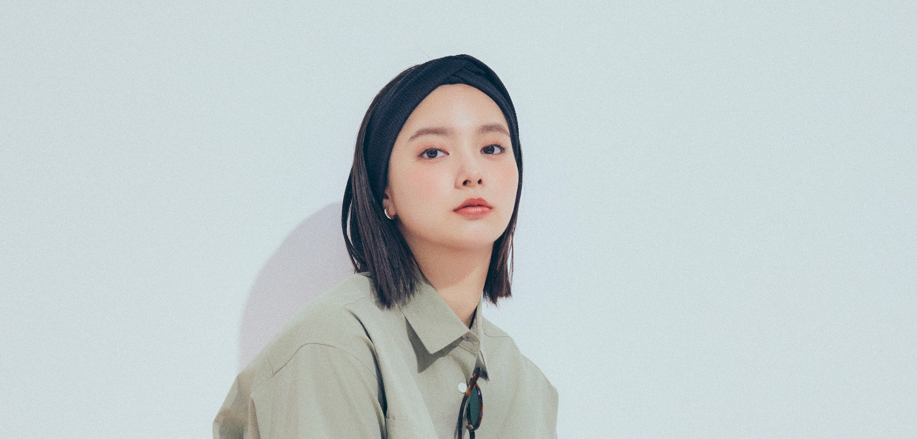 【新川優愛の休日コーデ】ネクストトレンドの“サファリシャツ”をいち早く投入！