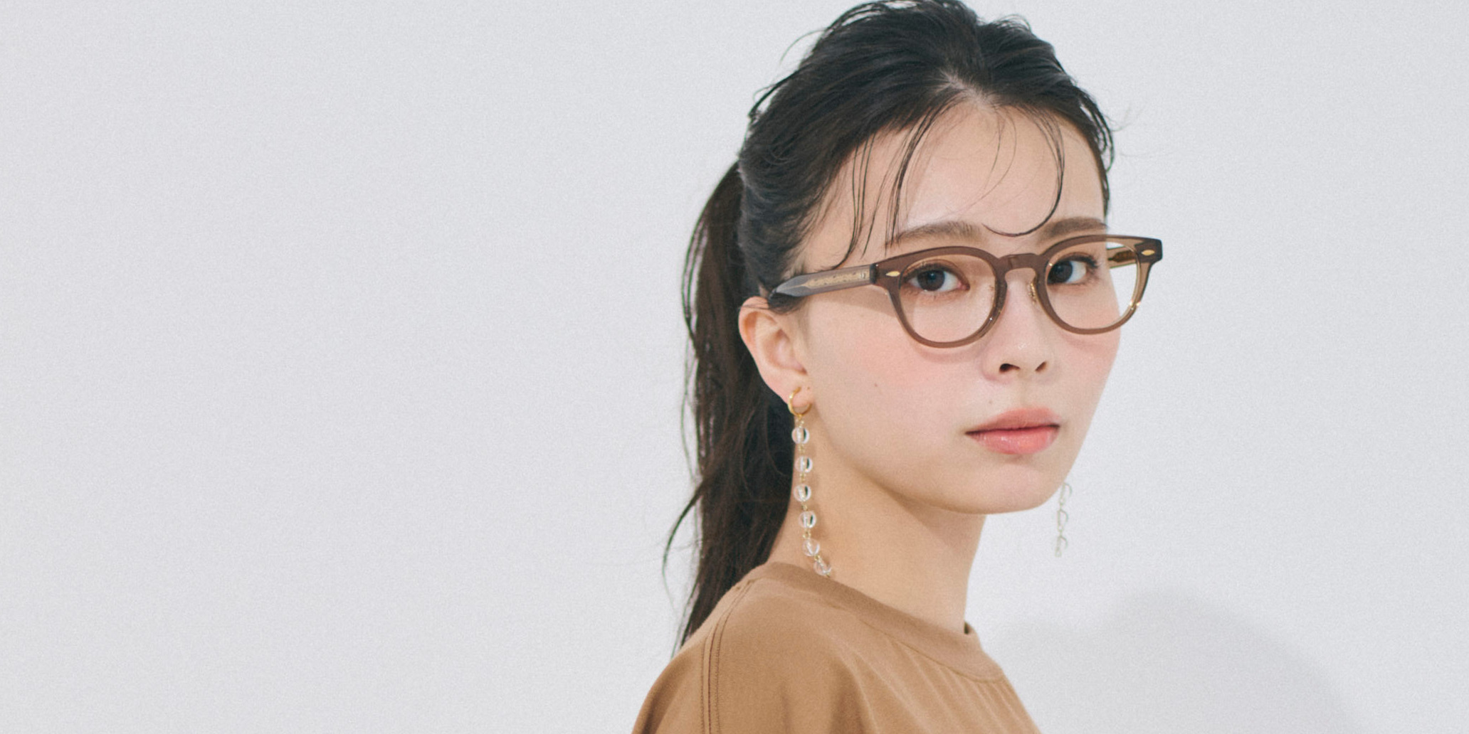 【川口ゆりなの通勤コーデ】夏に着るブラウンが通勤コーデを目新しく