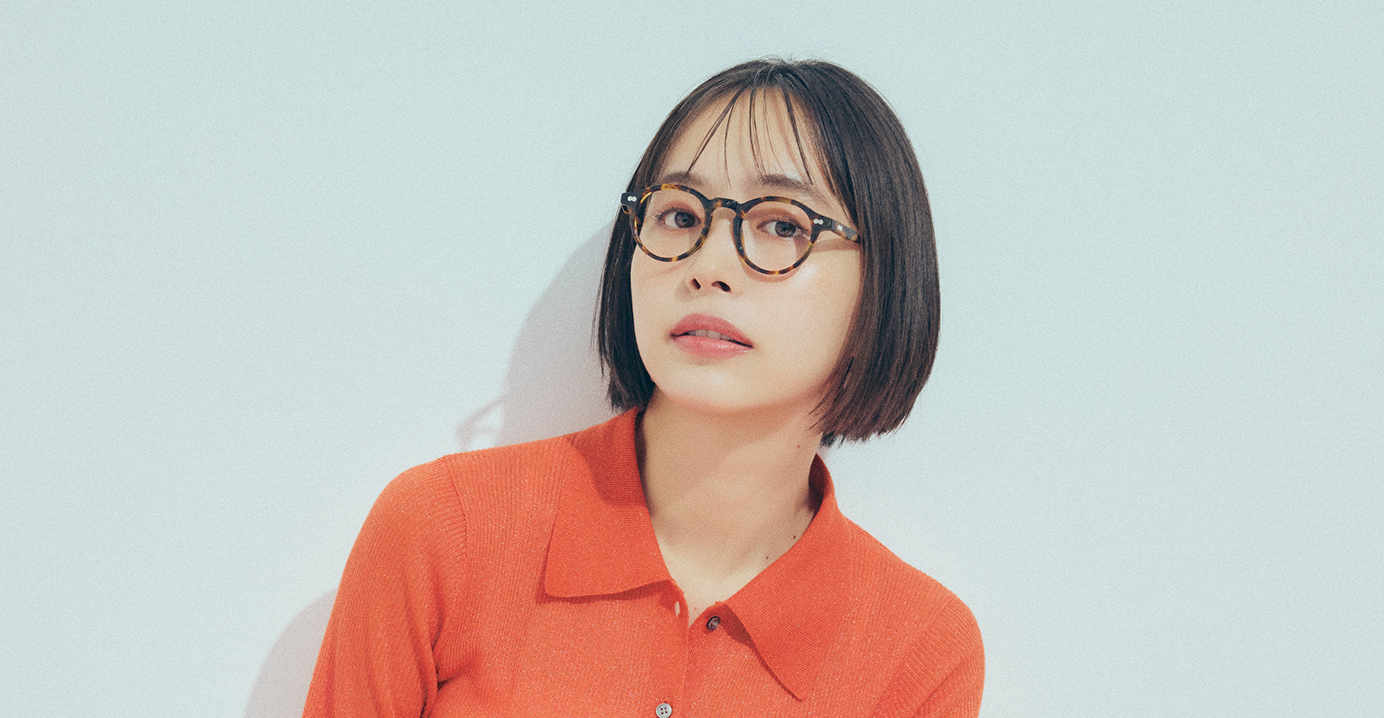 【井桁弘恵の通勤コーデ】きちんと見えて好印象なきれい色トップスが主役