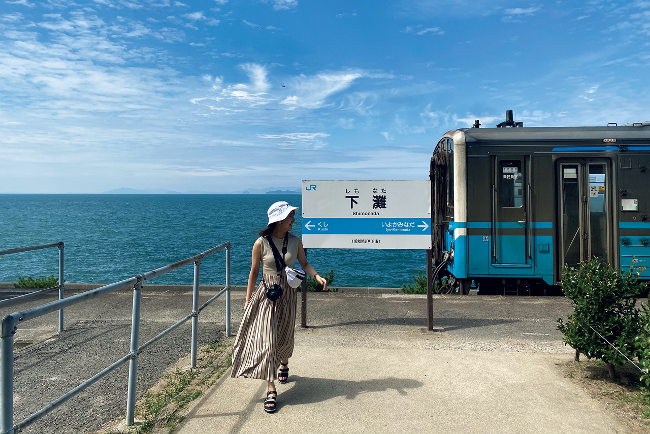 愛媛県の下灘駅を歩く女性