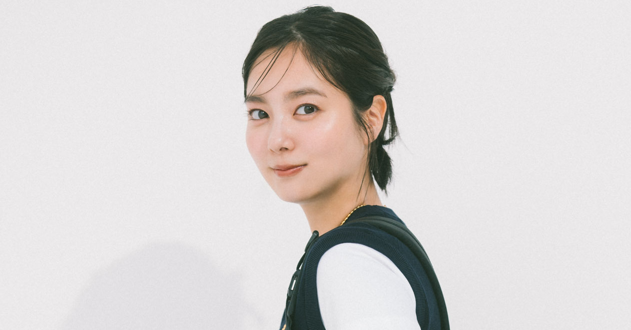 【新川優愛の通勤コーデ】ベストのレイヤードでいつものコーデに奥行きを