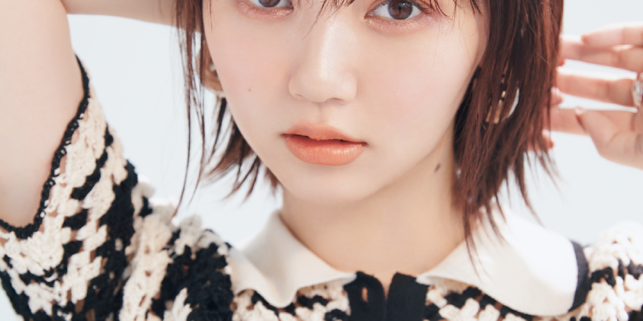 友達とお買い物ならシアーな赤シャドウが気分！【ヘア＆メイク林由香里さんの2023夏メイク】