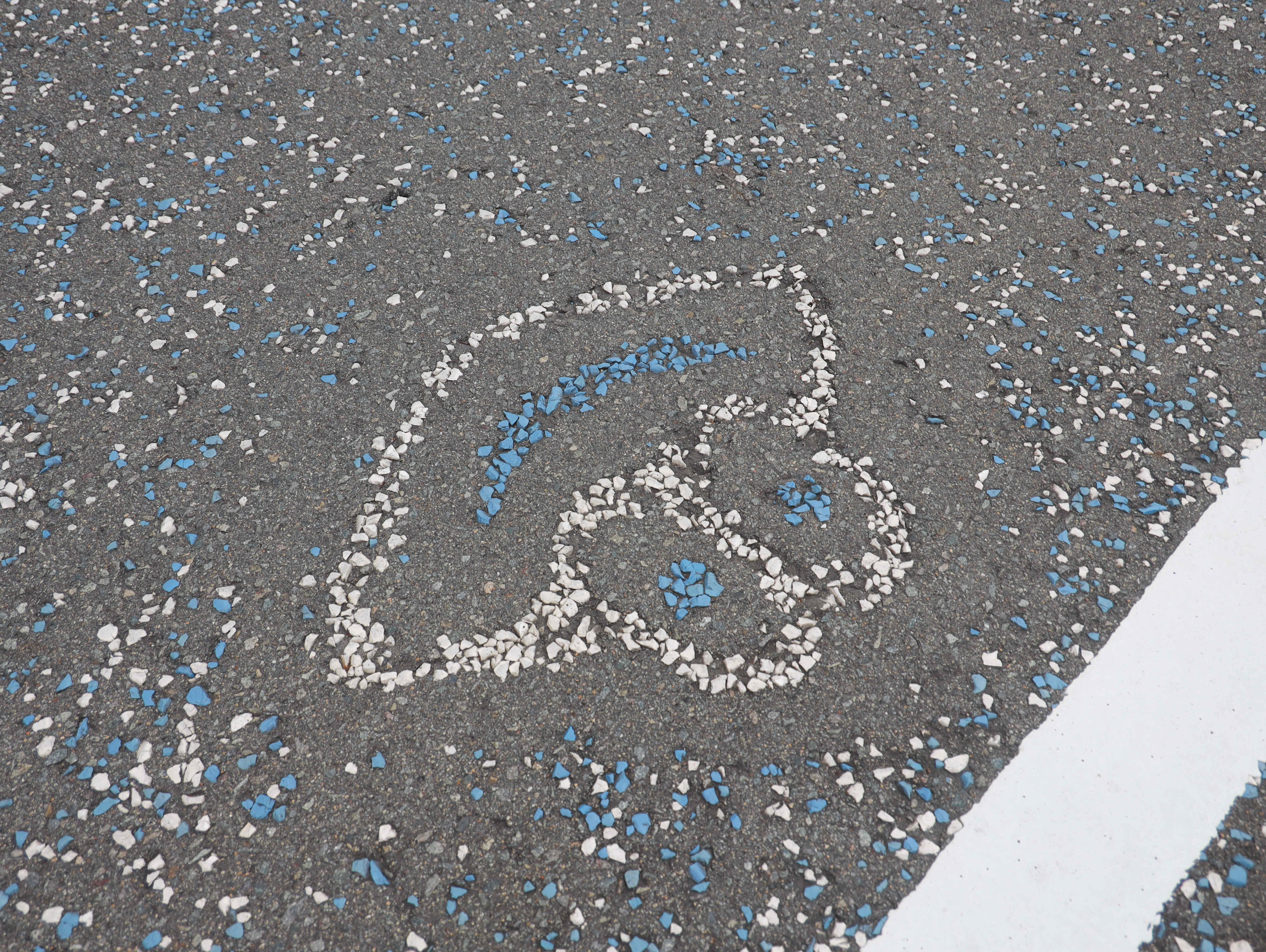 下呂温泉街　地面にあるカエルモチーフのサイン