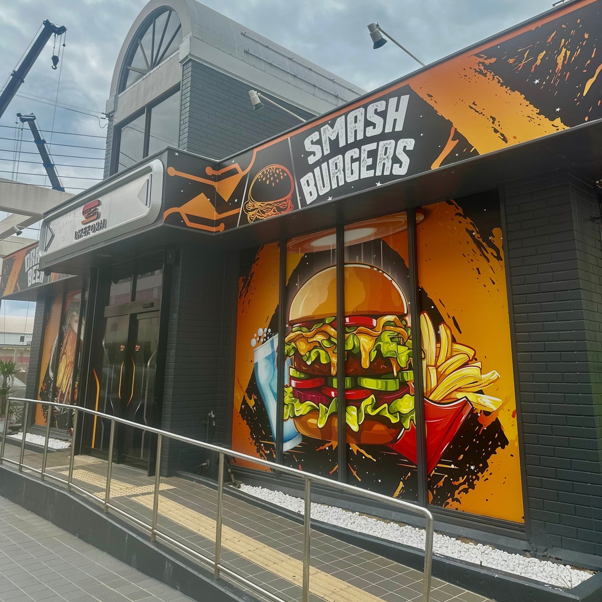 【沖縄カフェ】北谷の新感覚バーガーショップ「LIFEFORM」が宇宙すぎた🍔✨