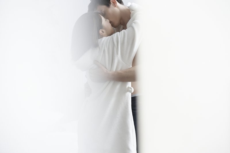部屋でセックスと楽しむ男女のイメージ画像