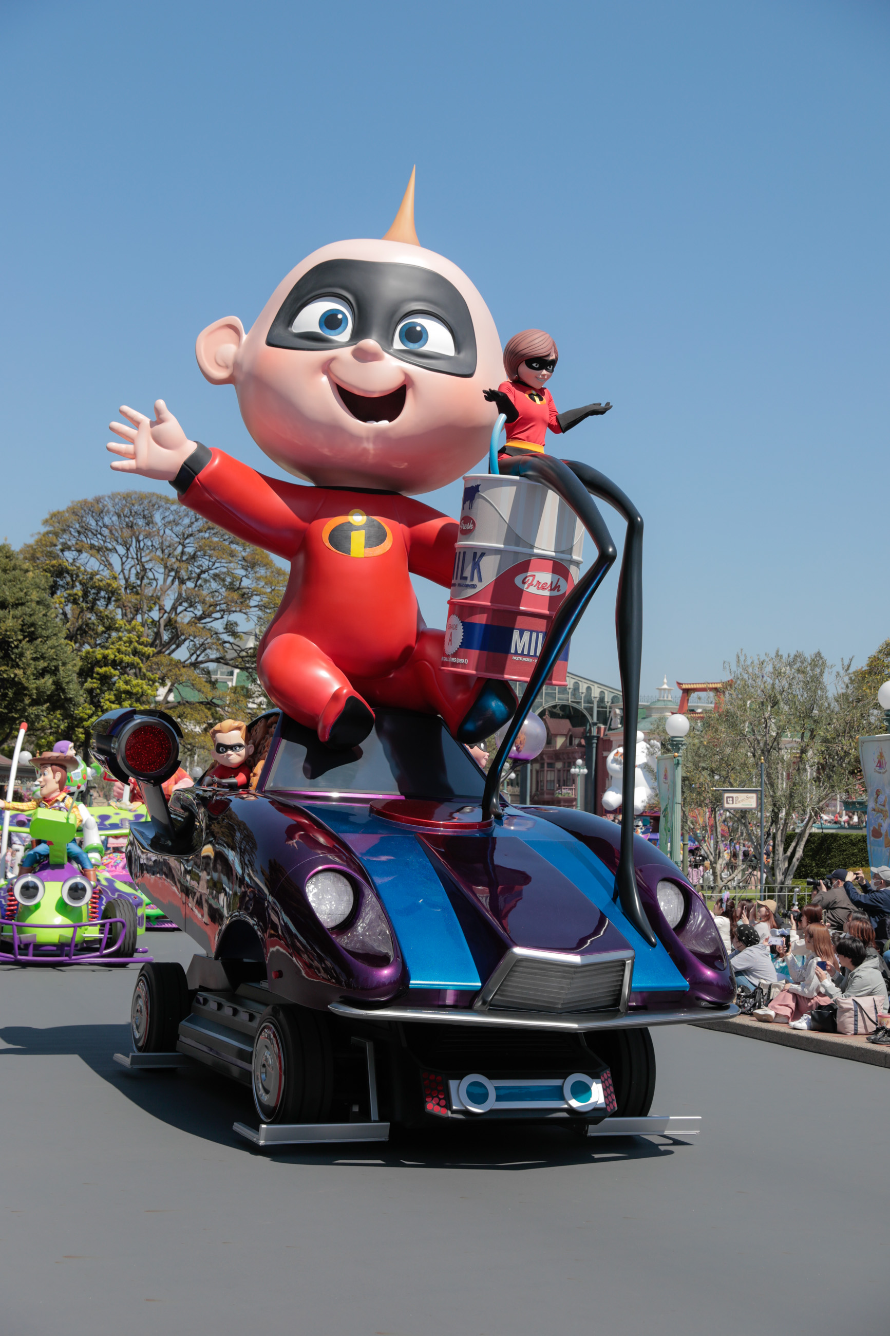 東京ディズニーランドのハーモニーインカラーに登場したインクレディブル・ファミリーのフロート