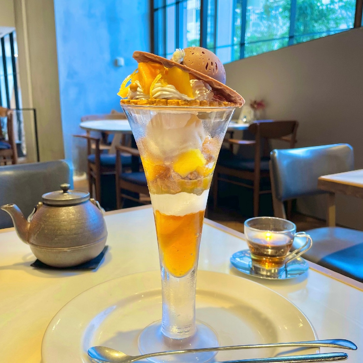 【東京・新宿カフェ】麦わら帽子をかぶった可愛らしい《マンゴー×紅茶のパフェ》が夏にぴったり
