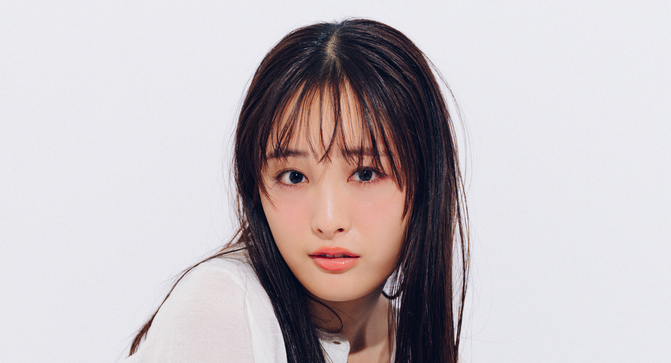 【大友花恋の休日コーデ】ボーイッシュなサロペットをシアーなカーデで甘くシフト