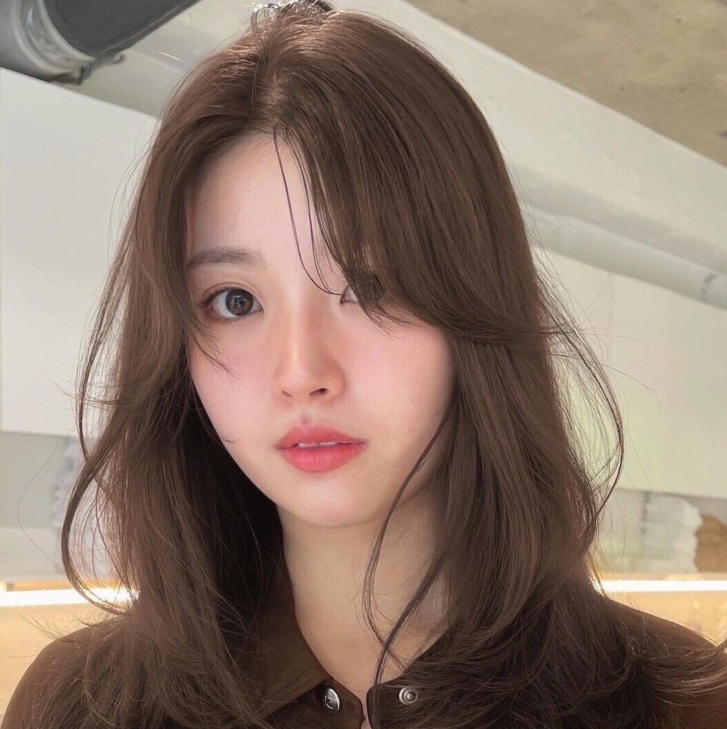 【伸ばしかけヘアにもおすすめ‼︎】髪質・顔型問わずに似合う。ミディアム～ロングのレイヤースタイル