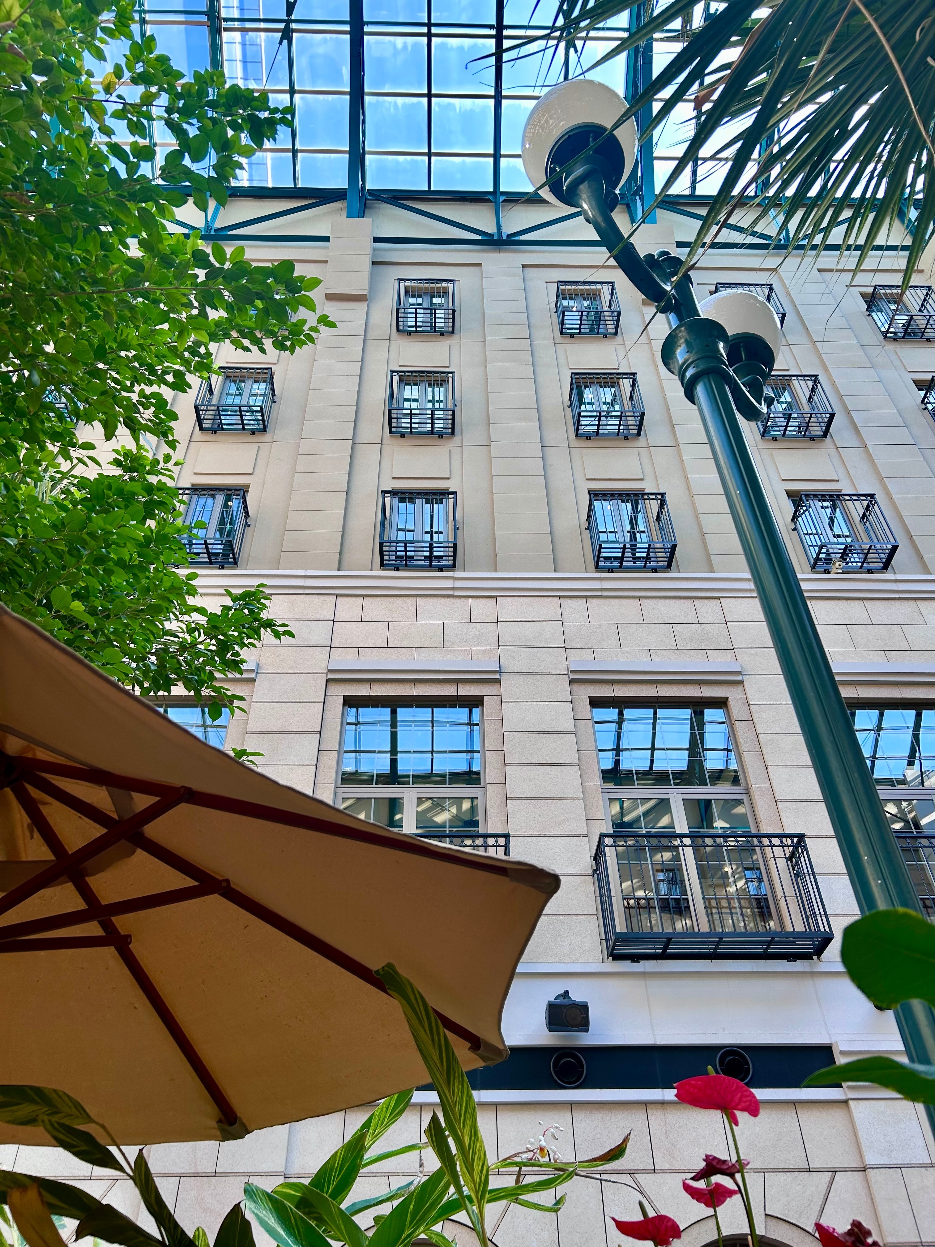 クリックでトリミング 水戸プラザホテル ストロベリーアフタヌーンティー 建物の中から見た青空