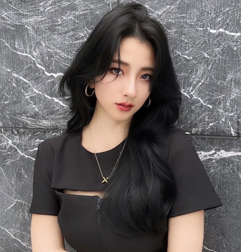 ハンサムな黒髪ロングの女性のモデルカットのアザー