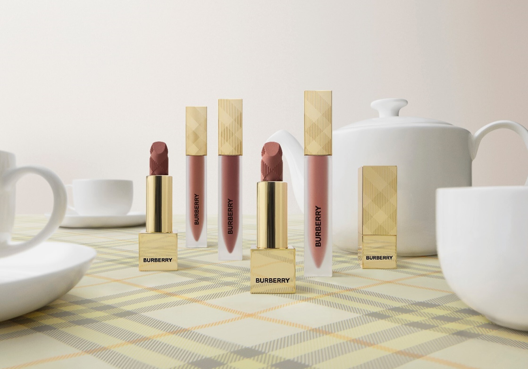 今、欲しいのは“クラシックでモダン”なブラウン。『バーバリー ビューティ』の新作で叶える秋顔【2025秋新色】