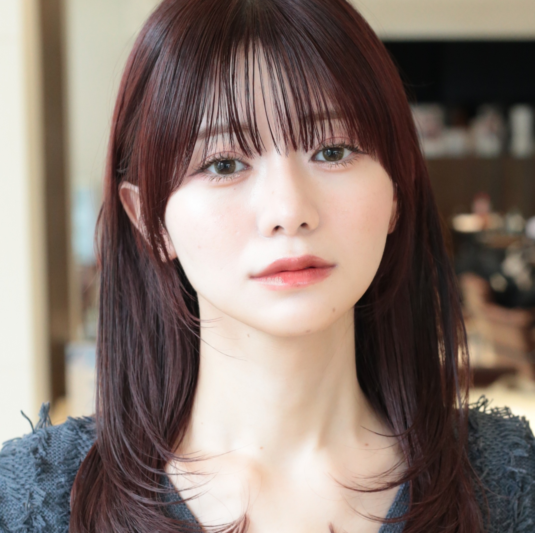 【伸ばしかけ前髪アレンジ】広めシースルーバングが抜け感のカギ！ 小顔を叶えるセミロング