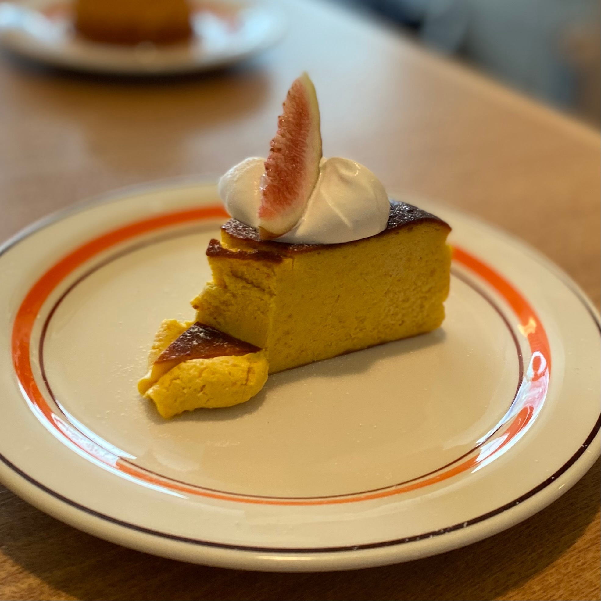 クリックでトリミング CONTAINER Cafe&Bar いちじくがのったバスクチーズケーキ