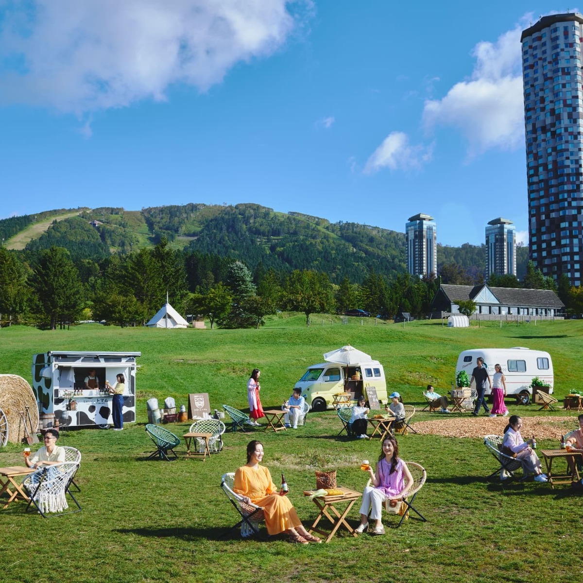 【北海道】北国の夏を“味わう”体験。「ファームビアガーデン」で過ごす、リゾナーレトマムの青空時間