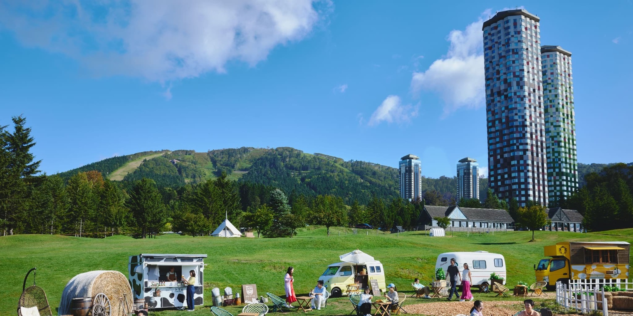 【北海道】北国の夏を“味わう”体験。「ファームビアガーデン」で過ごす、リゾナーレトマムの青空時間
