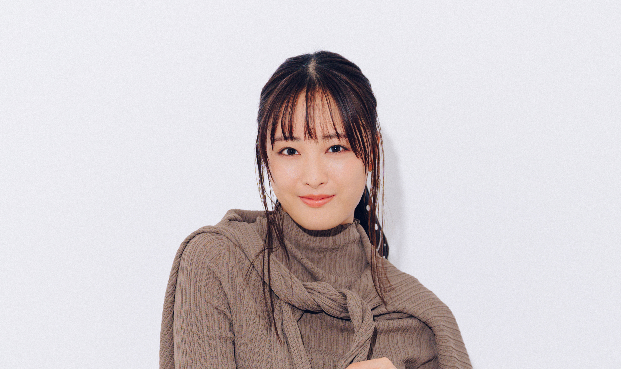 【大友花恋の通勤コーデ】可愛げもきちんと感も盛りたい日のアンサンブルニット