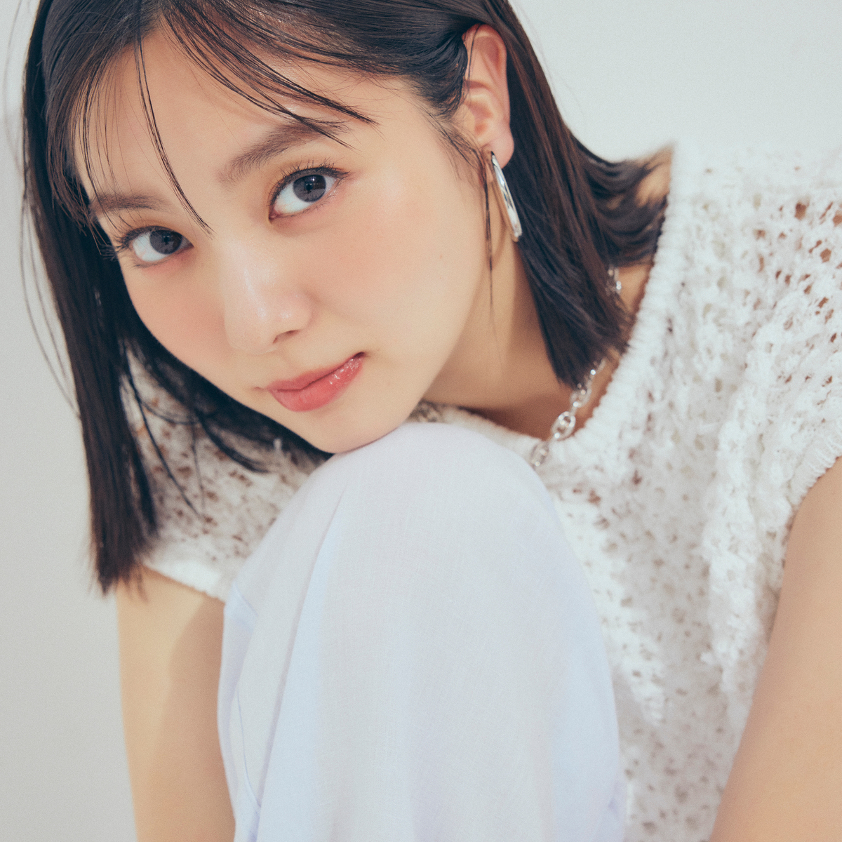 【新川優愛の休日コーデ】パラシュートパンツは甘めにも振れるきれい色が気分