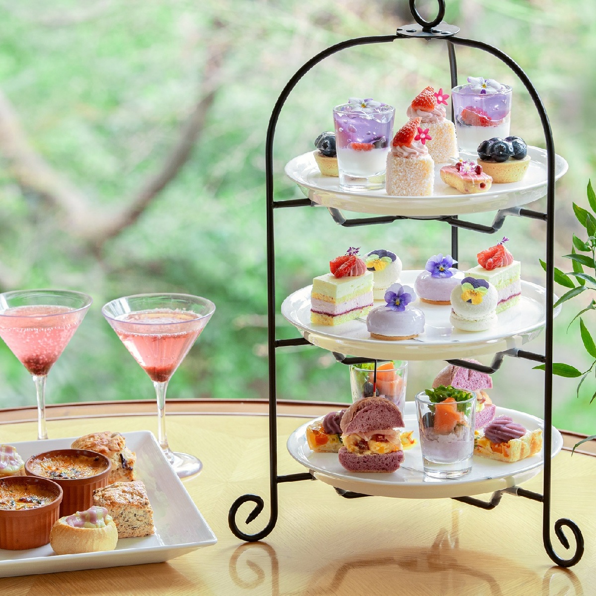 【東京】グランドプリンスホテル新高輪にて、華やかな「ベリーカラー」に笑みがこぼれる初夏にぴったりの「Flower Berry Afternoon Tea 」開催
