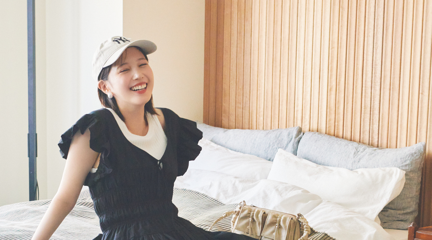 【本田 翼の休日コーデ】ミニワンピにカーゴパンツを重ねてテイストMIXするのが気分