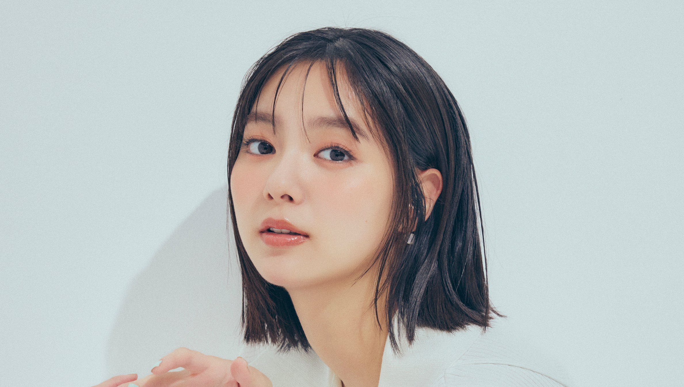 【新川優愛の通勤コーデ】ホワイト×ピンク、大好きな配色でオフィスでも気分上々