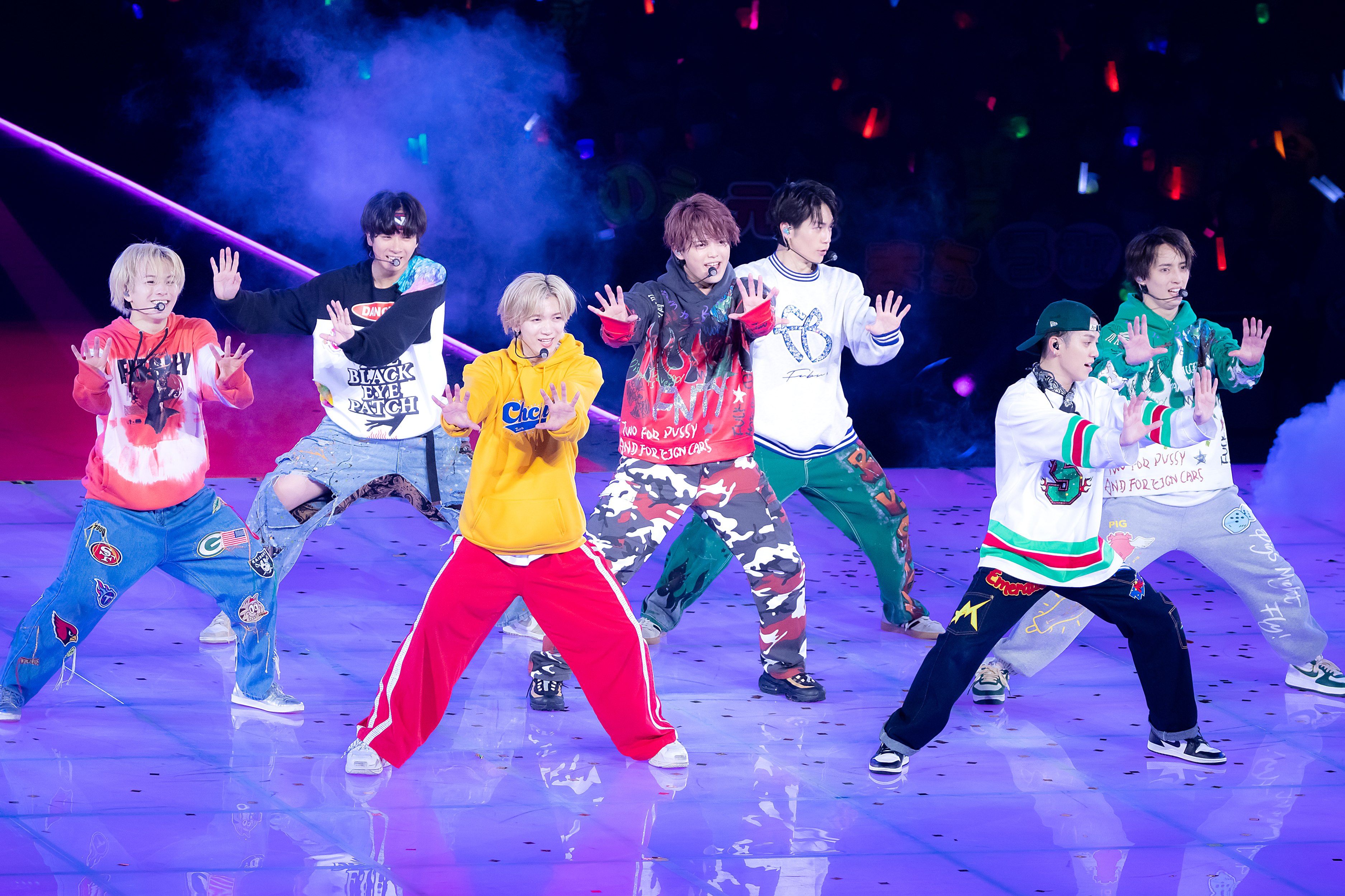 センターステージで踊るメンバー(左から)松倉海斗、中村海人、七五三掛龍也、吉澤閑也、松田元太、宮近海斗、川島如恵留