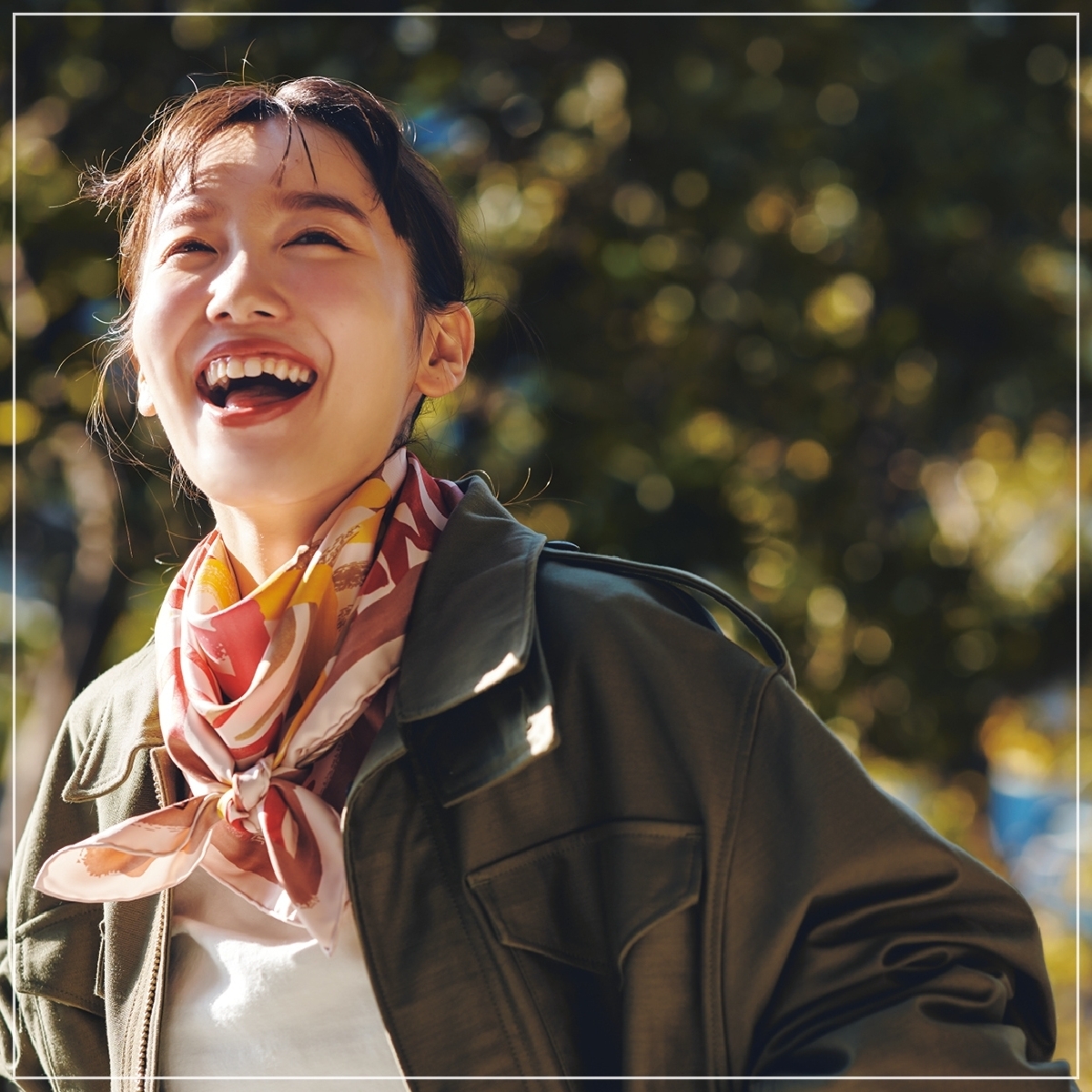 【エルメスの名品】鮮やかで美しいスカーフを、さらりとまとって