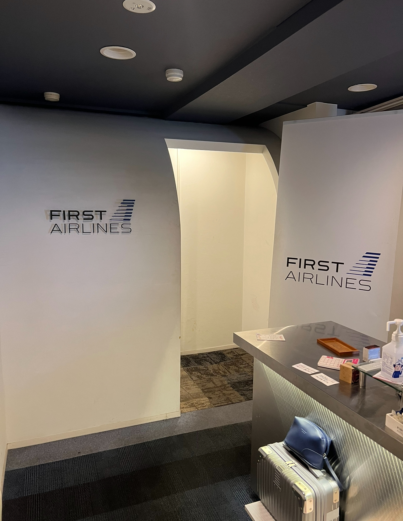 FIRST AIRLINES 池袋　入口