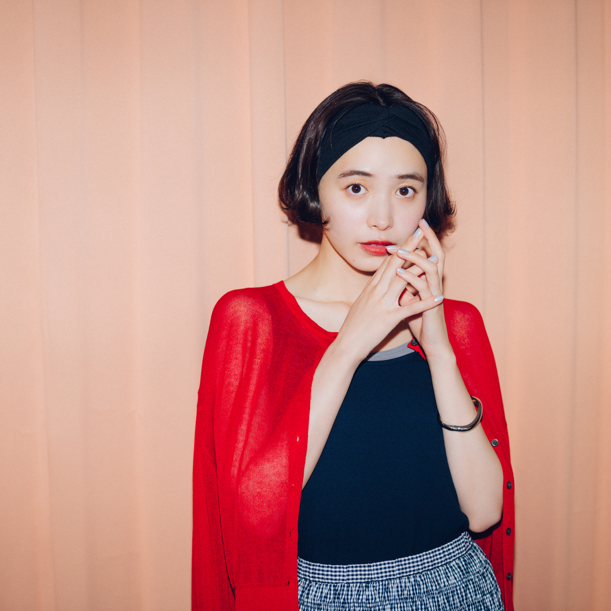 【井桁弘恵の休日コーデ】赤カーディガン×シャーリングスカートで華やかに