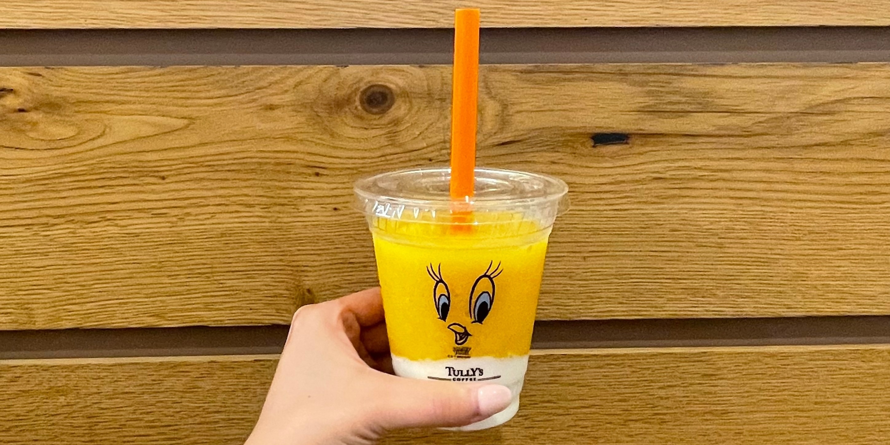 【新作！タリーズコーヒー】トゥイーティーが可愛すぎる  LOONEY TUNESコラボのバナナフルーツミックス＆ヨーグルトスワークル飲んでみて♫ 