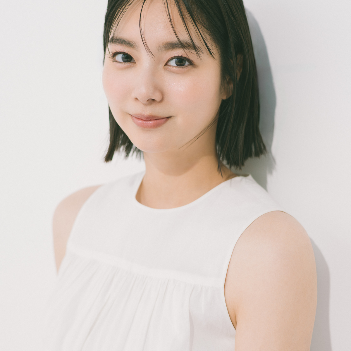 【新川優愛の通勤コーデ】甘めブラウスをカーゴパンツで引き締め、絶妙バランスに