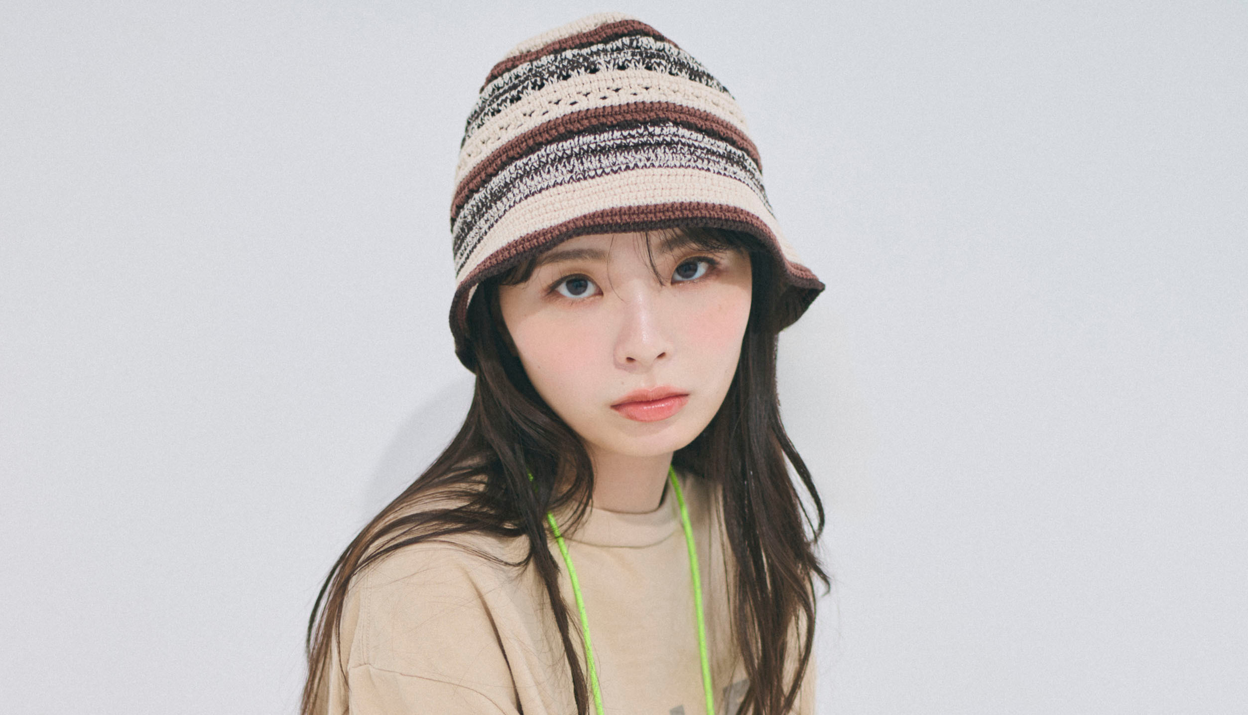 【川口ゆりなの休日コーデ】大人のロゴTコーデにはアクセント小物が欠かせない