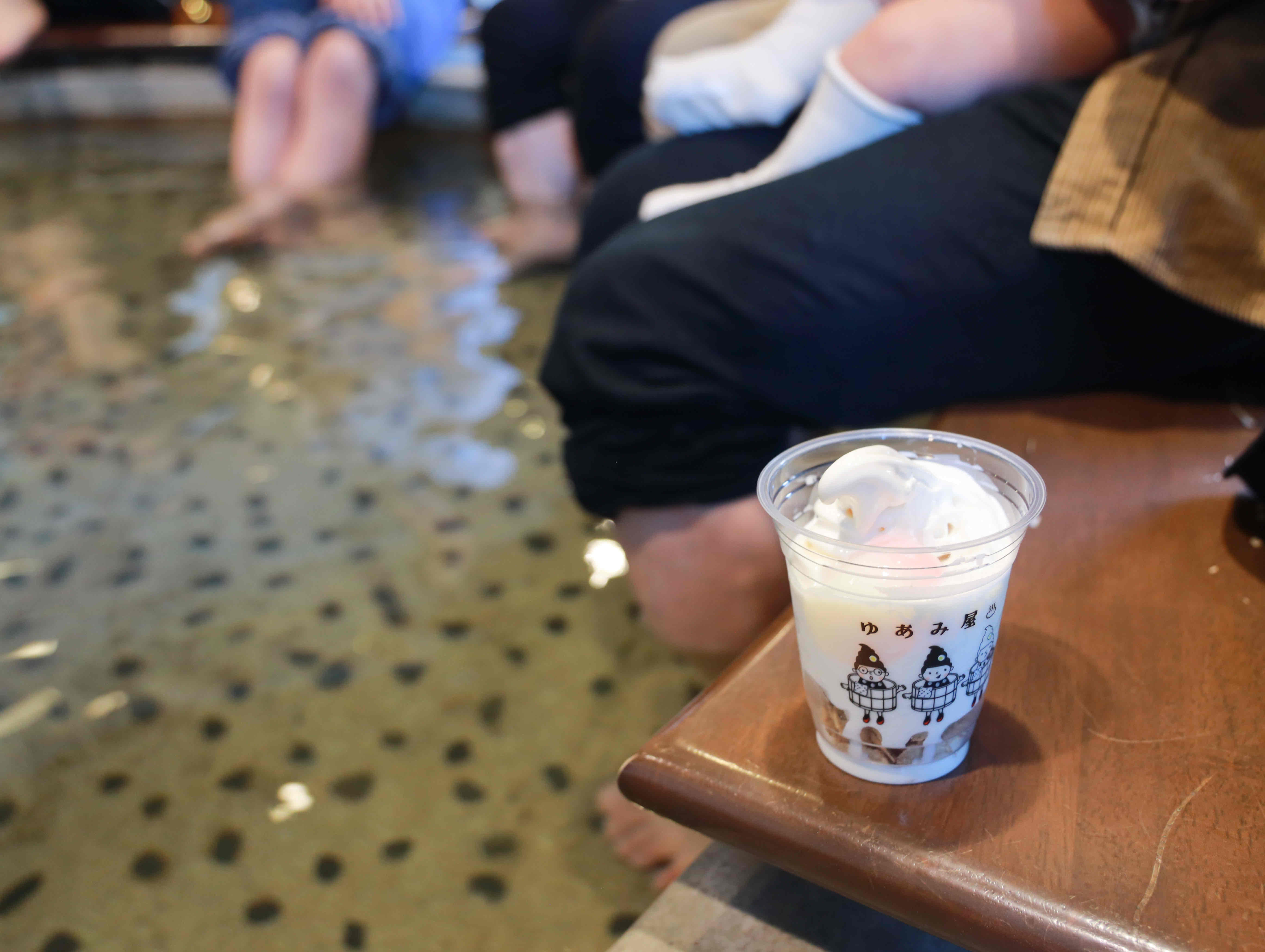 下呂温泉食べ歩きグルメ　足湯の里 ゆあみ屋　温玉ソフト　足湯イートインスペース