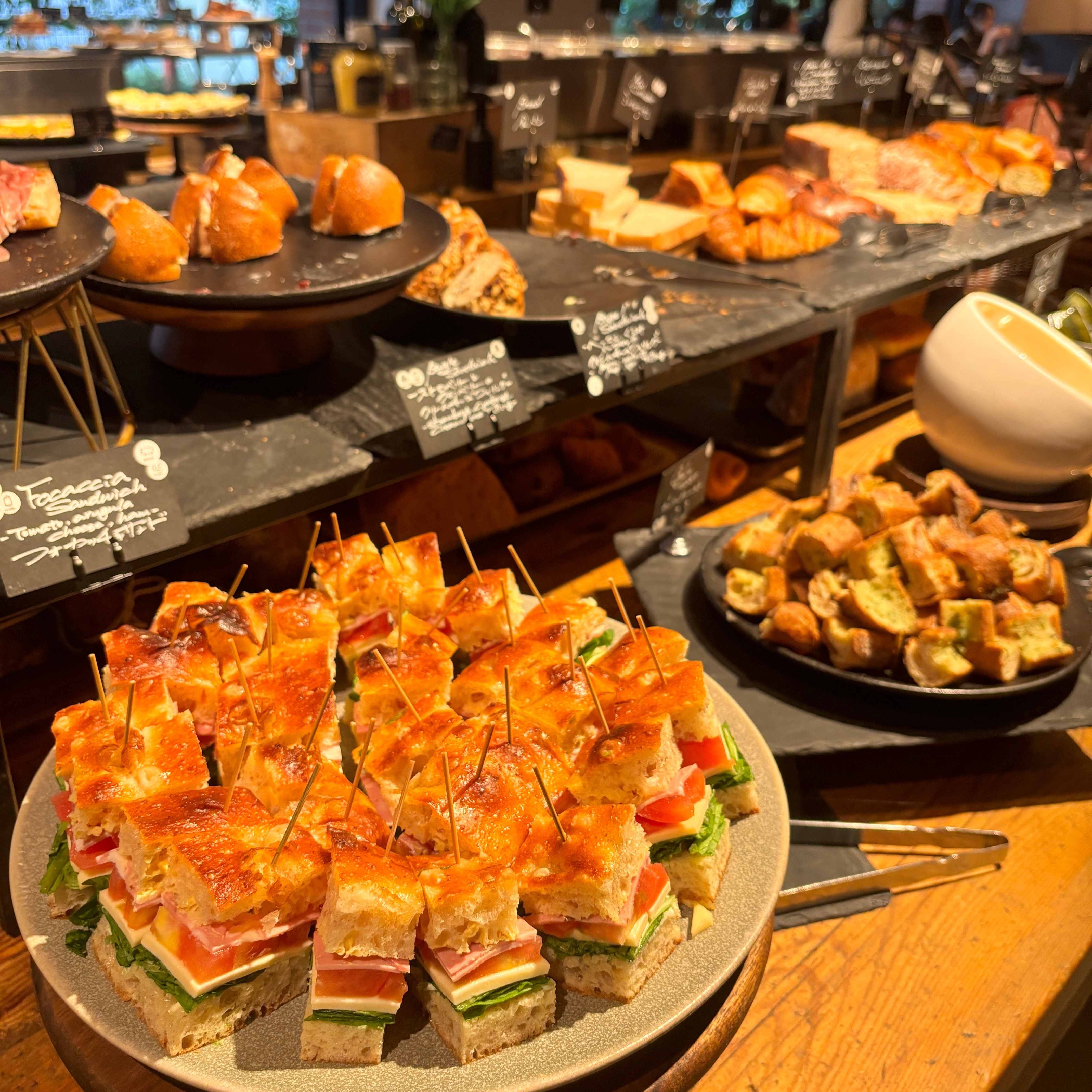 【新宿・東京】リピ確定！予約激戦の「MORETHAN TAPAS LOUNGE」に行ってみた⭐︎豊富な焼きたてパンとデリが絶品すぎた！