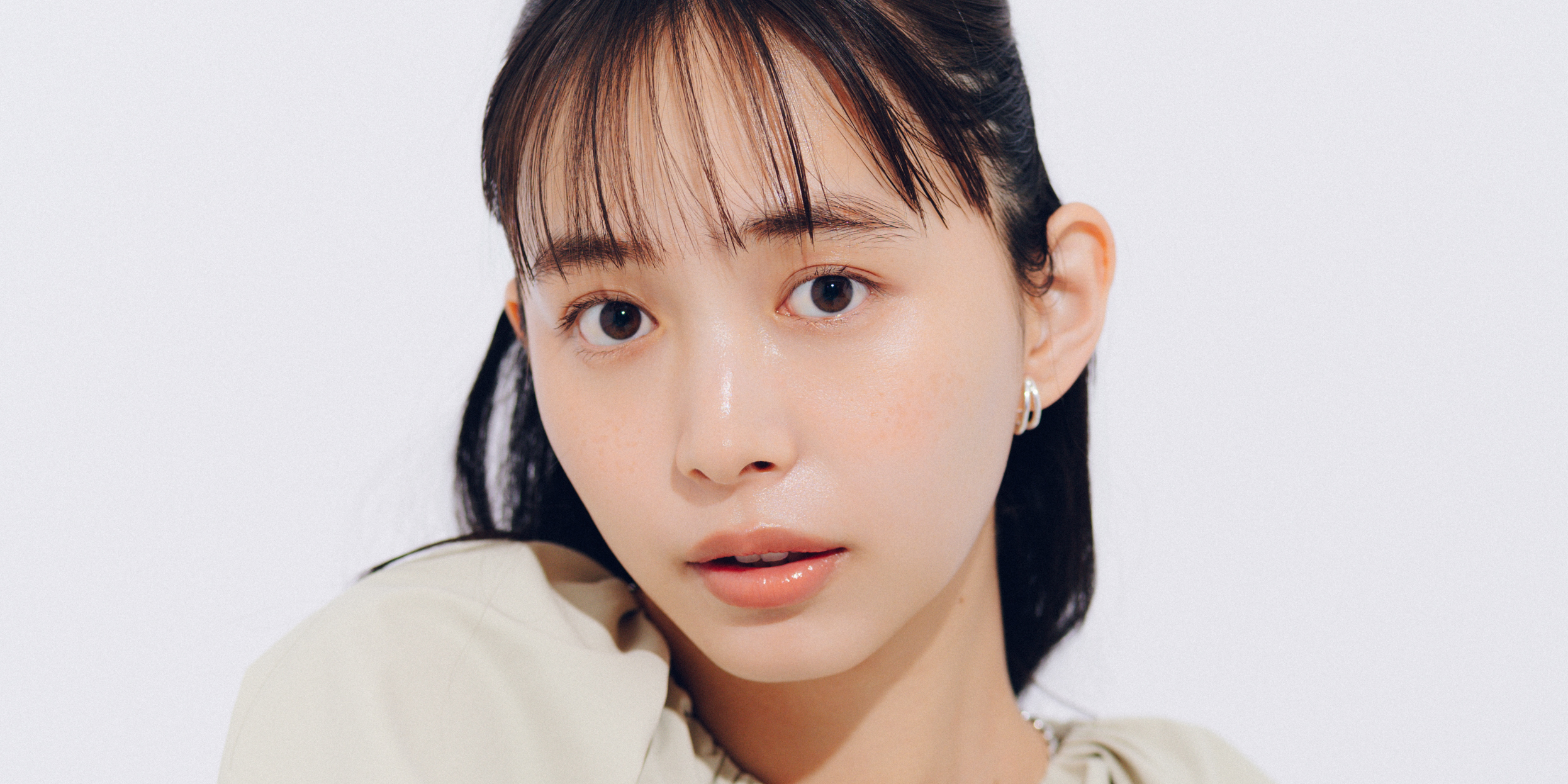 【井桁弘恵の通勤コーデ】まろやかカラーでまとめた全方位好感度コーデ