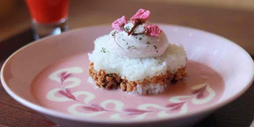 【東京・入谷】美しすぎる「桜と豆乳ヨーグルトのカレー」は4/28（日）まで！【Vegan Cafe PQ's】