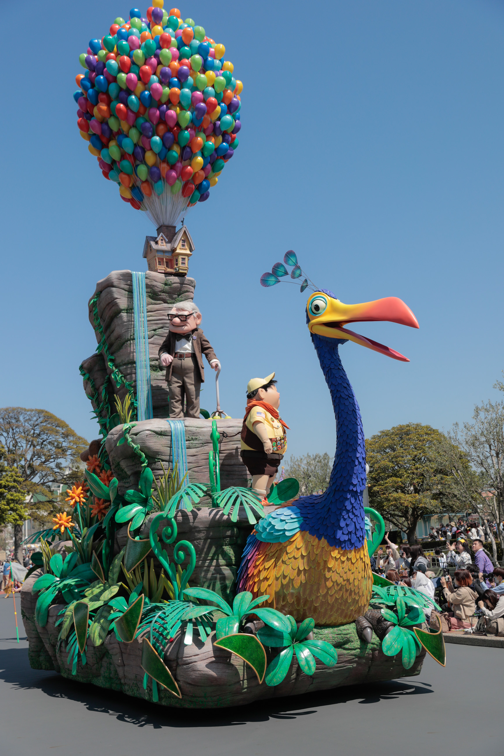 東京ディズニーランドのハーモニーインカラーパレードのカールじいさんの空飛ぶ家フロート